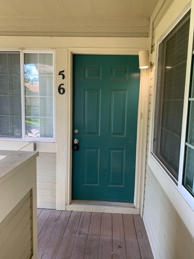 Building Photo - STUDENTS WELCOME! Remodeled 2 Bedroom 2 Bathroom Second-Floor Condo