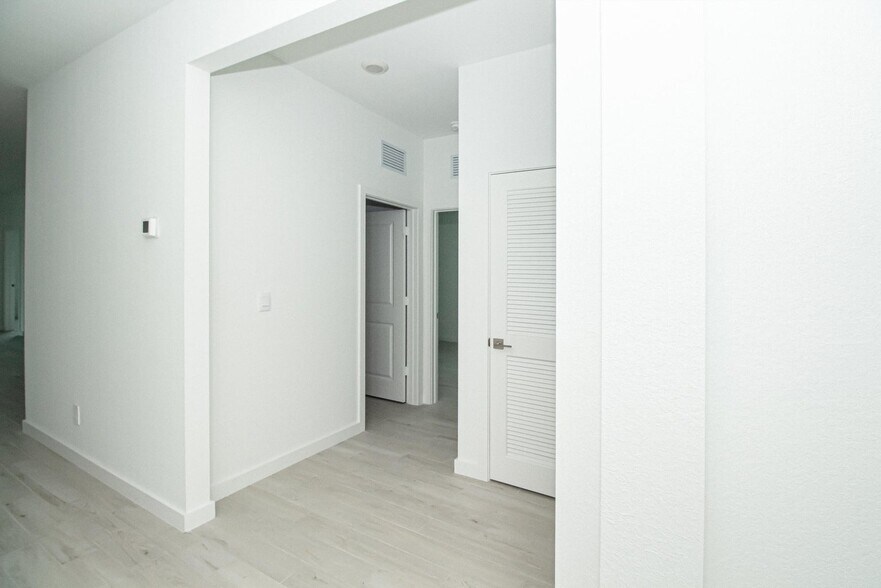 Building Photo - 5929 SE Skyblue Cir