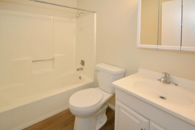 Building Photo - ***Ask about our Security Deposit Alternative!*** $899- Remodeled one bedroom apartment in Eastwood