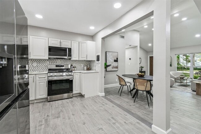 Building Photo - 2 S Treasure Dr