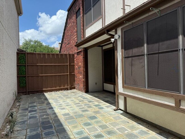 Building Photo - 17007 Vinland Dr