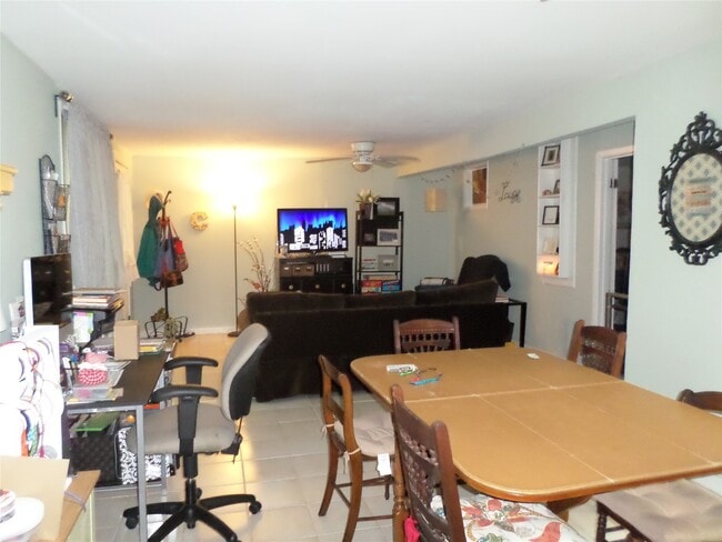 Building Photo - 1715 Banks St