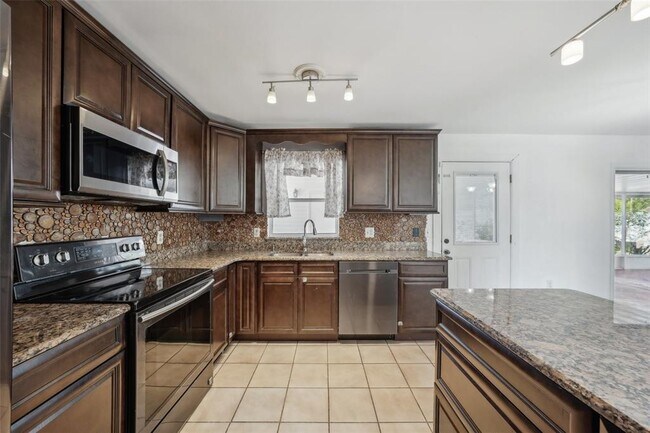 Building Photo - 503 Holt Cir