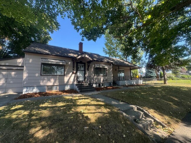 Building Photo - Spacious 4 Bed, 3 Bath Corner Lot Home!
