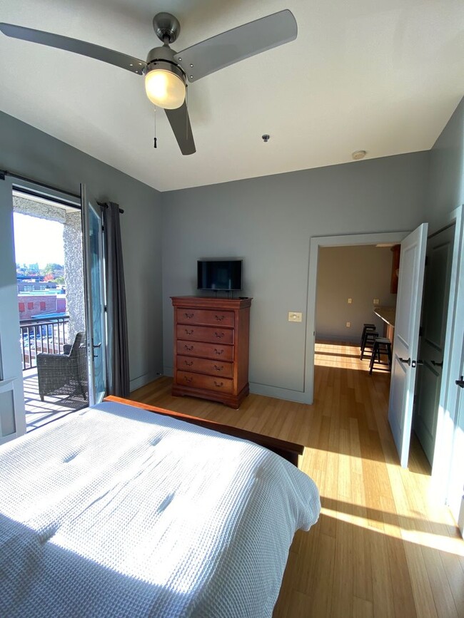 Building Photo - Downtown - Modern Condo minutes from the c...