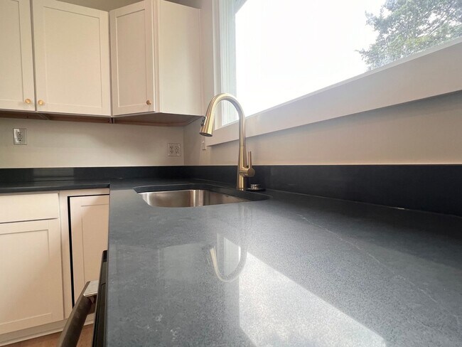 Building Photo - 810 Stonehenge Ave