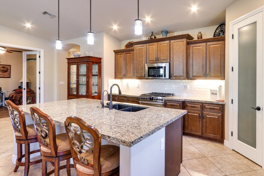 Building Photo - 2514 N Snead Dr