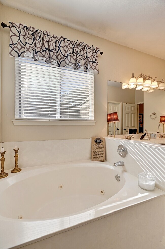 Building Photo - 2508 Sonoma Cv