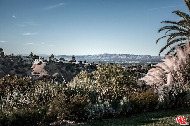 Building Photo - 3539 Beverly Ridge Dr