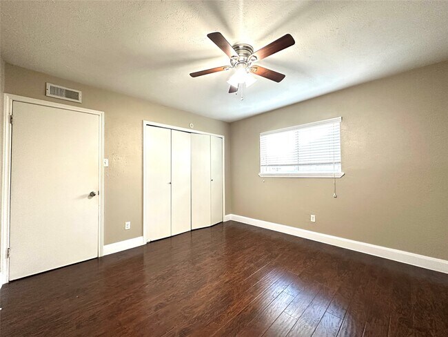 Building Photo - 423 Lee Dr