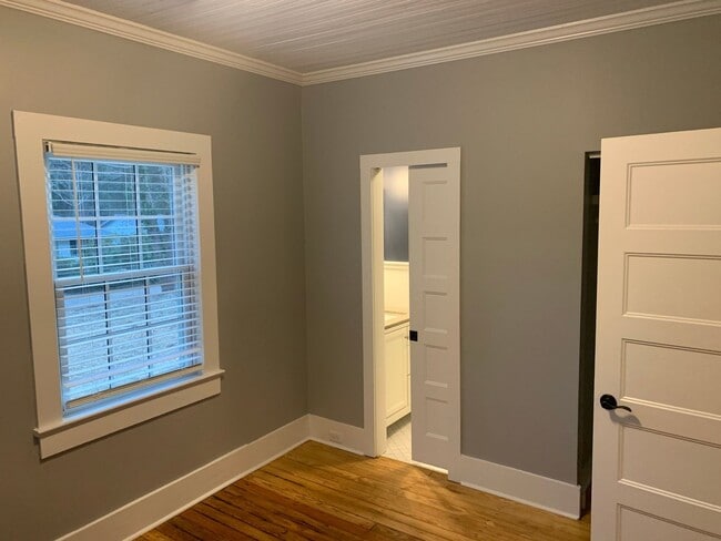 Building Photo - Charming Flat Rock Bungalow