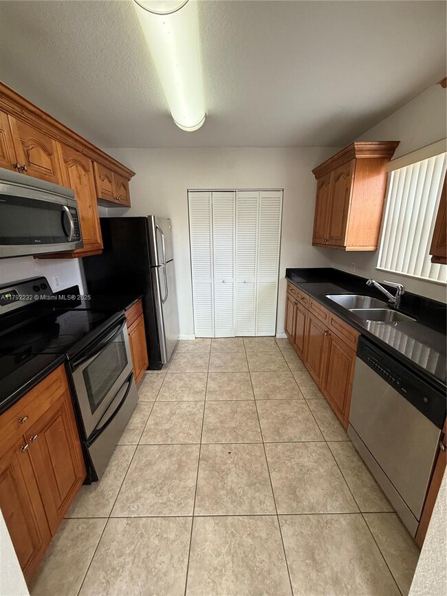 Building Photo - 7605 NW 38th Ct