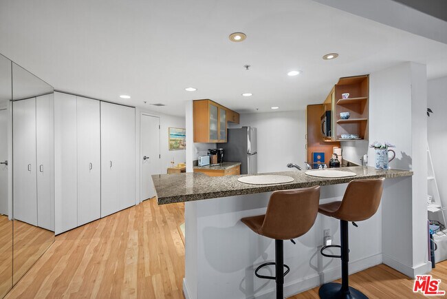 Building Photo - 13700 Marina Pointe Dr