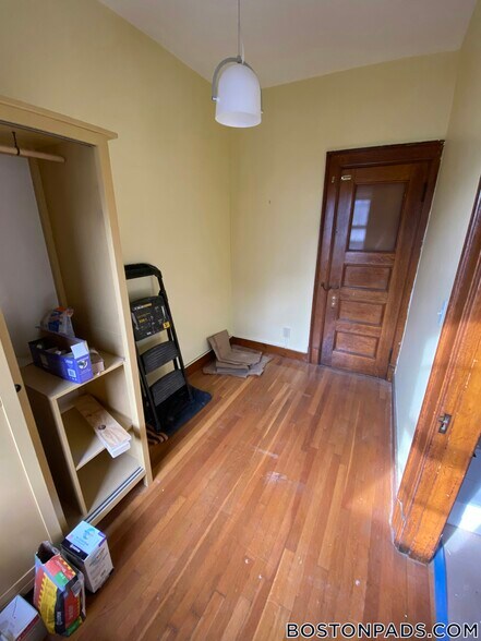 Building Photo - 849 Beacon St