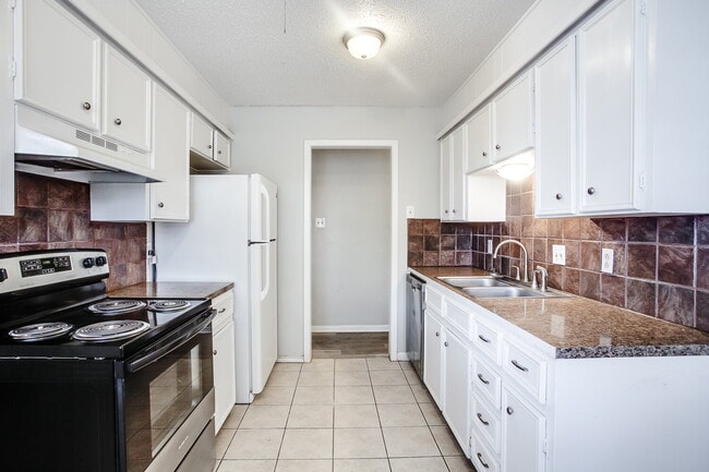 Building Photo - Cute Three Bedroom in Established Area!