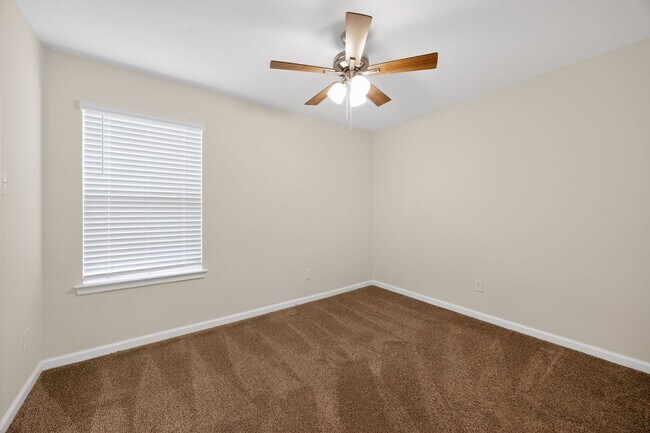 Building Photo - Beautiful Open-Concept Home with Washer/Dryer Included & Private Yard in Princeton