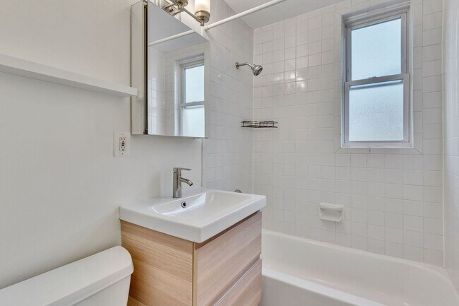Building Photo - Spacious Corner unit 1 BR 1 BA