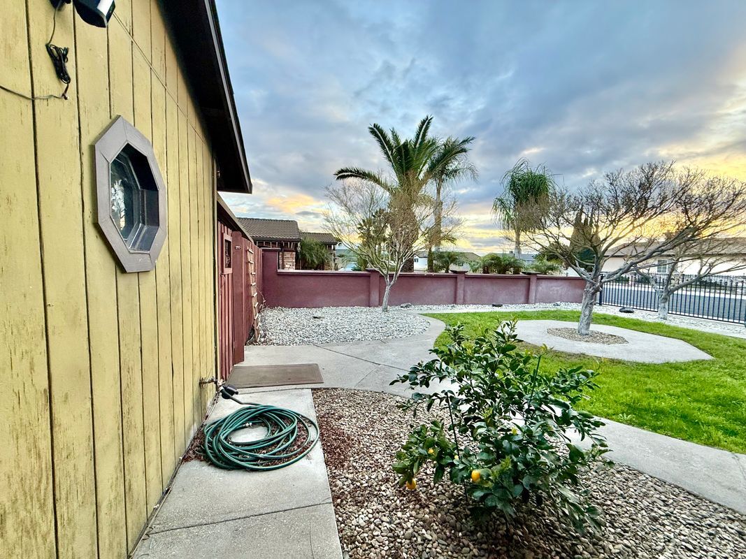 Building Photo - 482 Aztec Ln