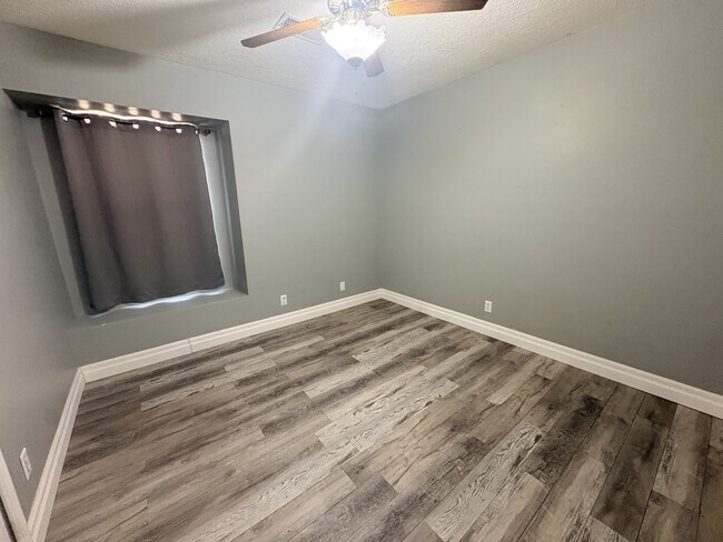 Building Photo - 4049 Montreal Loop NE