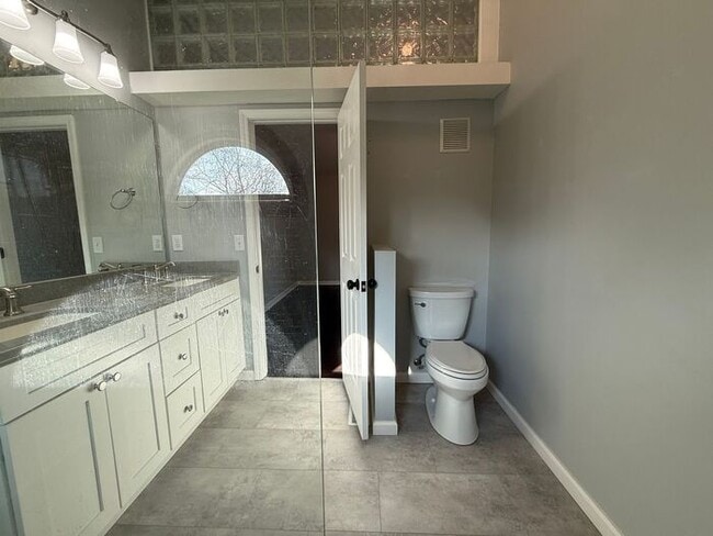 Building Photo - For Rent - Split Level Brick Home in South Nashville with Garage