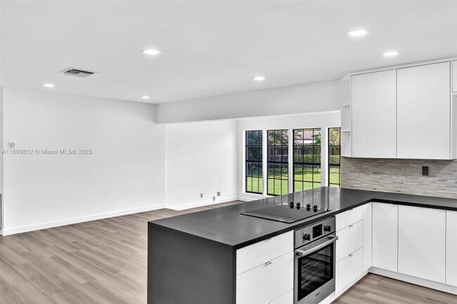 Building Photo - 418 S 57th Way