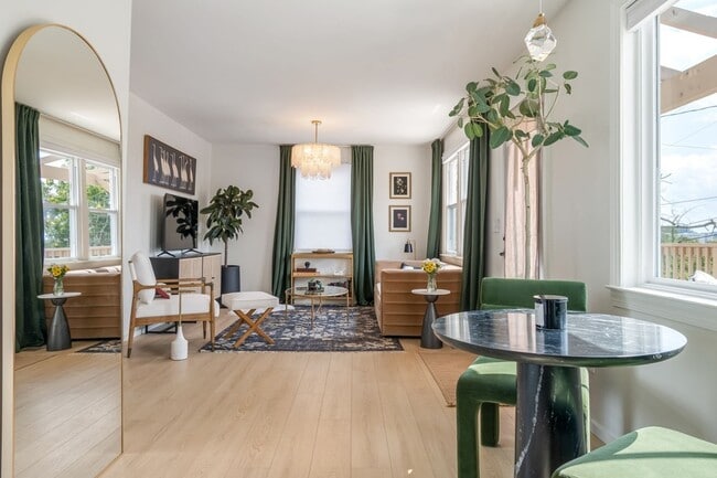 Building Photo - 3804 Lookout Dr