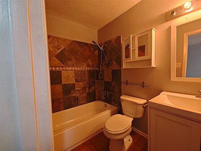 Building Photo - 10855 Meadowglen Ln