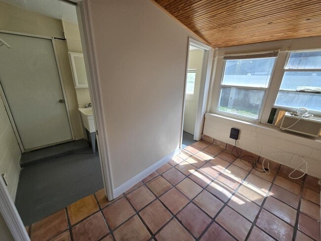 Building Photo - 2921 Sunset Rd