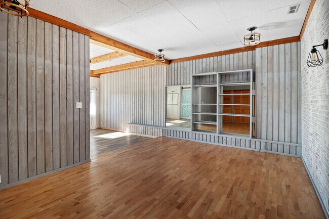 Building Photo - 4 Bed 3 Bath - Groups Welcome - Skyline - Westerly Views