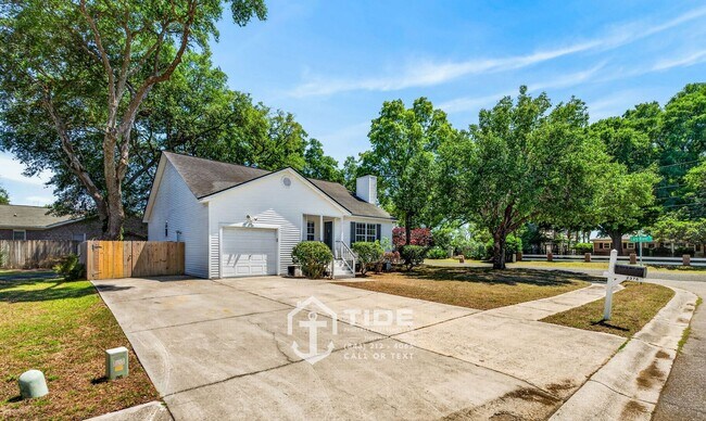 Building Photo - Modern Living in the Heart of West Ashley