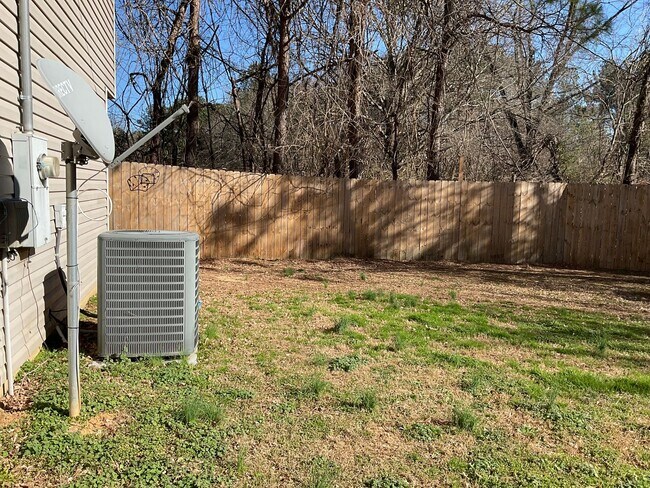 Building Photo - 10 Sarah St NW