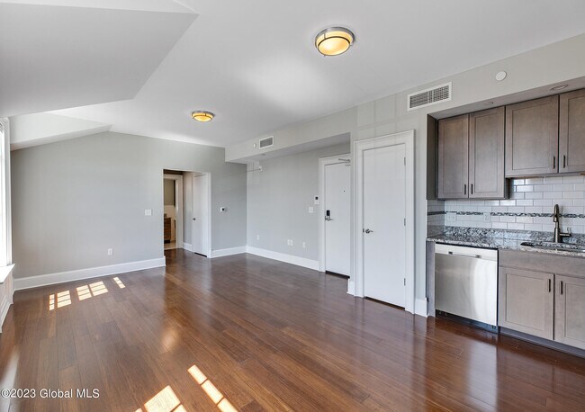 Building Photo - 25 Lawrence St