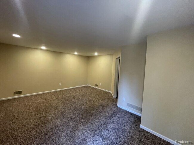 Building Photo - 298 Lake Meadow Dr