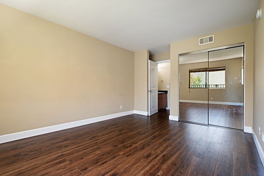 Building Photo - 10982 Roebling Ave