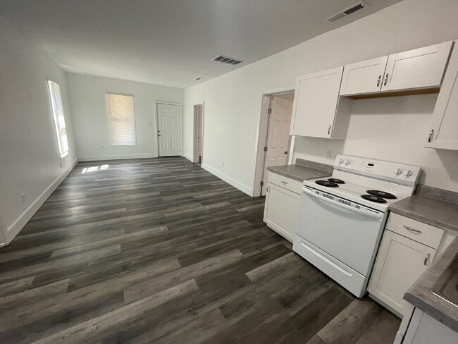 Building Photo - Updated 2 Bedroom, 1 Bathroom house with w...