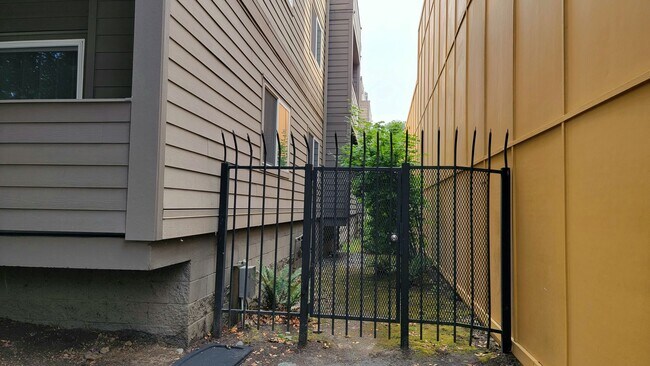 Building Photo - Spacious and turn key ready 2 bedroom apar...