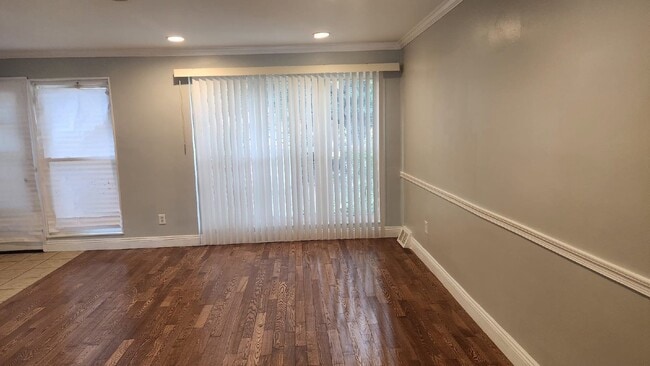 Building Photo - "Charming 3-Bed Home with Modern Amenities in Temple Hills - Ideal Location!"