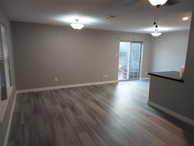 Building Photo - 933 Valentine Ave