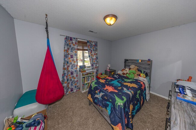 Building Photo - 5 Bedroom home, 2488sf with Central Air. Fenced Yard