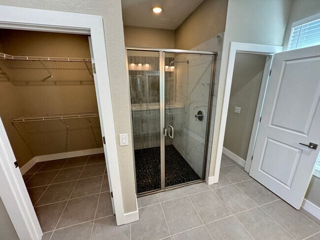 Building Photo - $500 OFF OF A MONTH OF RENT! Beautiful 4BD/2BA Home in Poinciana – No HOA Approval Needed! Pets W...