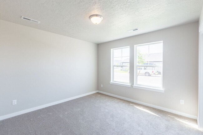 Building Photo - Perfect location for a 4 bed 2 bath with a...