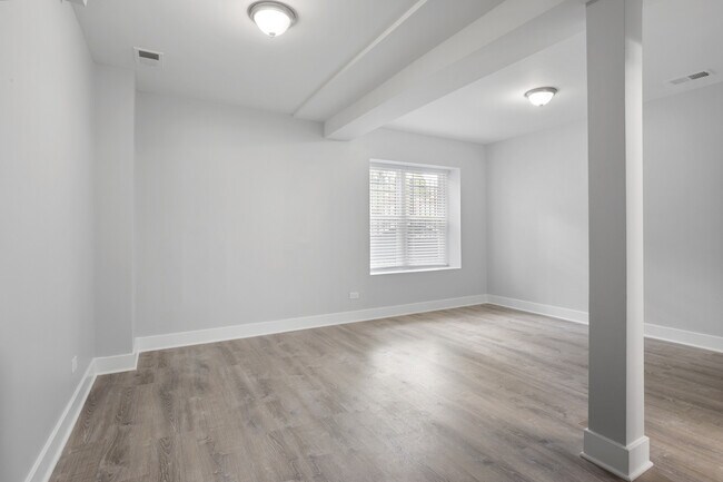 Building Photo - 7326 N Damen Ave