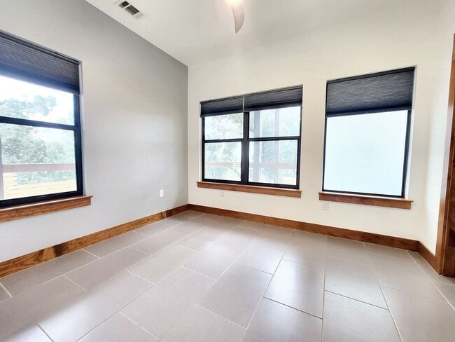 Building Photo - 325 Southwind Rd