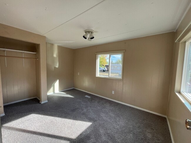 Building Photo - 2 bedroom 2 bath mobile walking distance to restaurants and stores