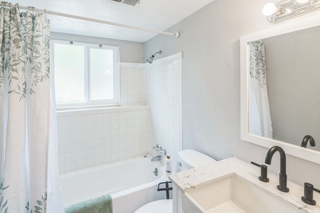 Building Photo - Charming 3BR House in Arvada
