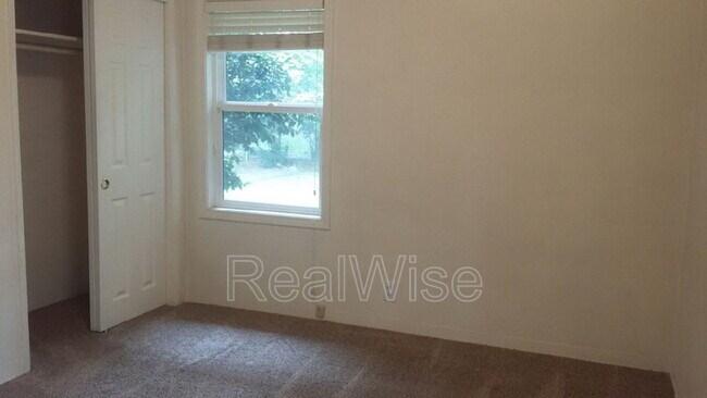 Building Photo - 443 NE Baker Dr