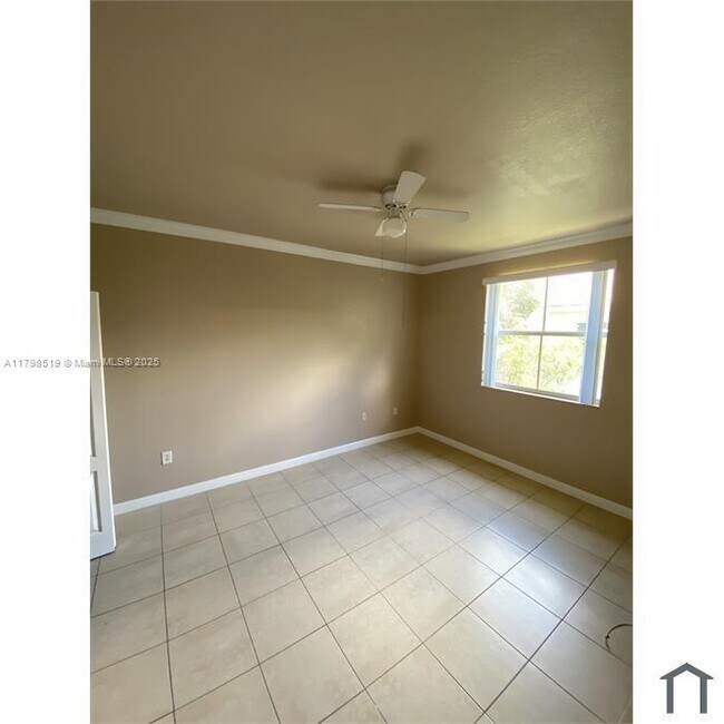 Building Photo - 1656 SE 29th Ct