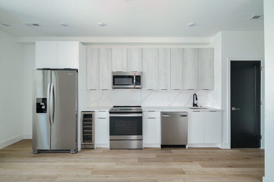 Building Photo - 930 N 2nd St