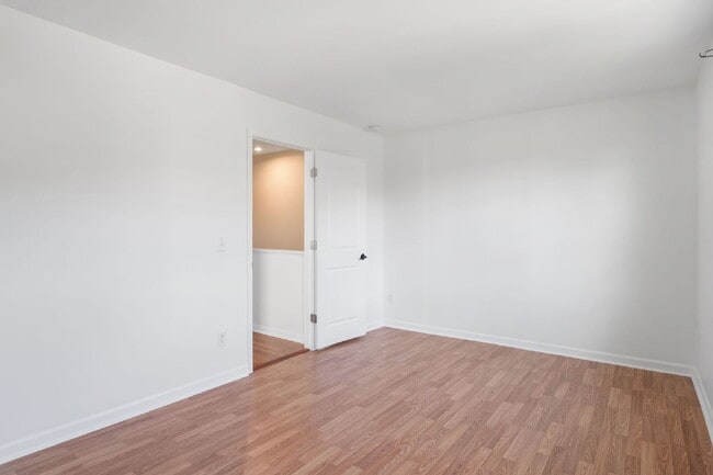 Building Photo - Spacious 4-Bedroom Home for Rent in Prime ...