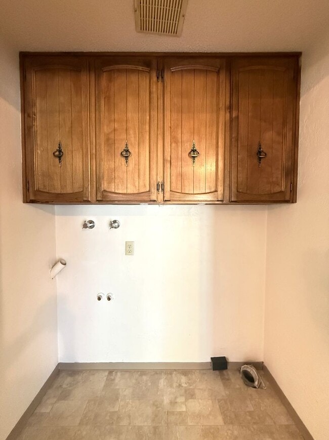 Building Photo - Roomy 3 Bed, 2 Bath Home in Northeast Medford